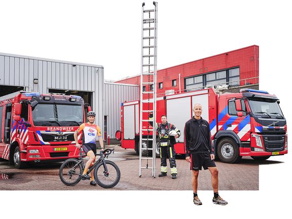 Wout (links), Edwin (midden) en Johan (rechts) met op de achtergrond een brandweerwagen voor de kazerne.