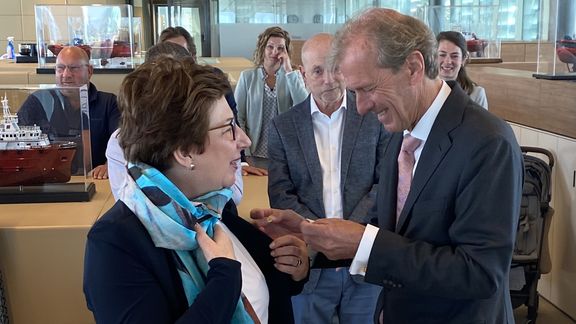 Margo Kok van Kotug ontvangt het sleepanker van CEO Havenbedrijf Rotterdam Allard Castelein