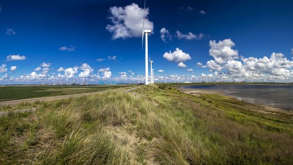 Windmolens bij De Slufter op Maasvlakte 2