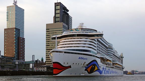 AIDA Perla arrives at Wilhelminakade with RPA13 in the background