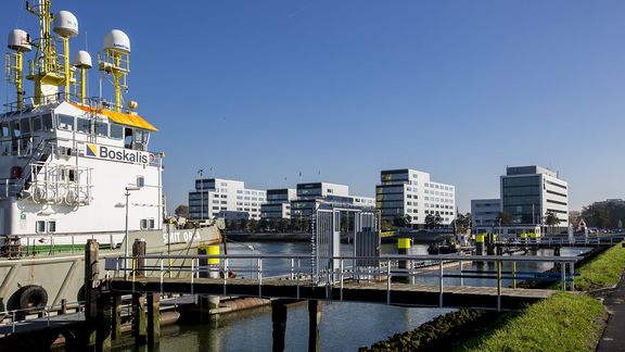 Festgemachtes Boskalis-Schiff im Waalhaven vor den Boskalis-Büros