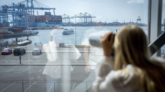 Studente kijkt door verrekijker bij FutureLand