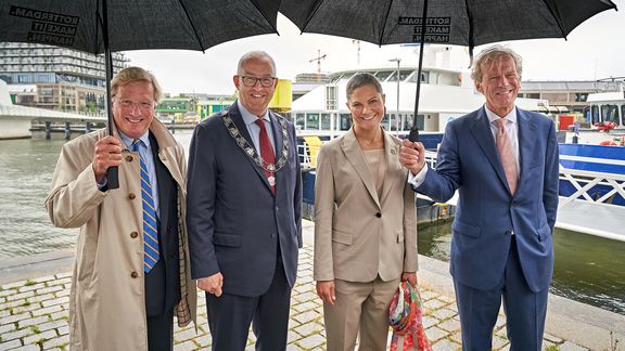 vlnr: Ben Vree (Zweeds Honorair Consul-Generaal), Ahmed Aboutaleb (Burgemeester Rotterdam), Hare Koninklijke Hoogheid Victoria Kroonprinses van Zweden, Allard Castelein (president-directeur Havenbedrijf Rotterdam. Foto: Havenbedrijf Rotterdam, fotograaf Marc Nolte