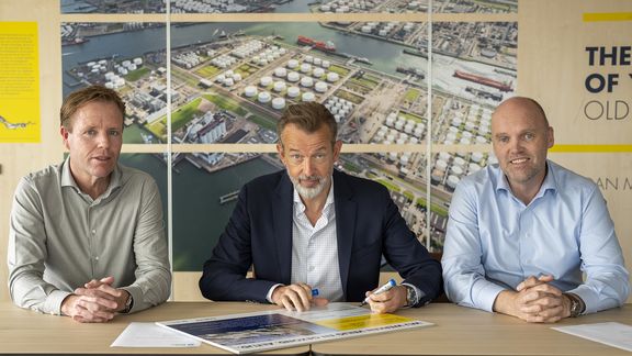 Vlnr. Hans Schutte, (General Manager van DEME Infra NL BV), Boudewijn Siemons (COO Havenbedrijf Rotterdam) en Egbert van der Wal (Hoofd Port Development, Havenbedrijf Rotterdam)