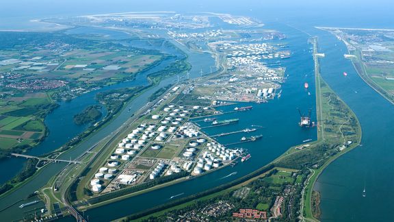 Luchtfoto van Europoort en Maasvlakte