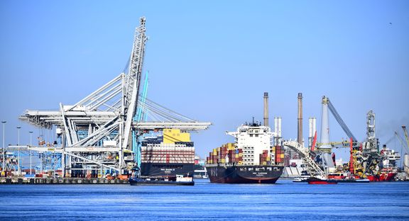 Containerschepen bij terminal