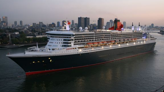 Queen Mary 2 arriveert op 11 oktober 2012 in Rotterdam (Foto Bert Lamers)