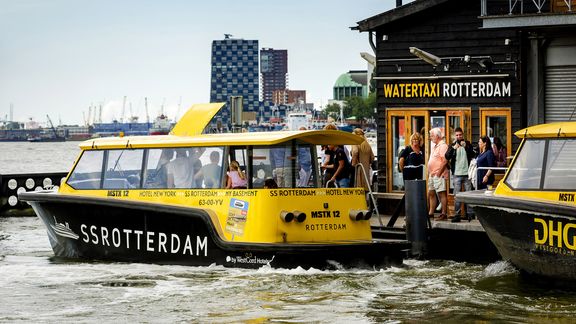 Watertaxi on Kop van Zuid