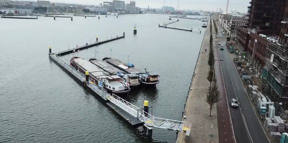 Maashaven Rotterdam nieuwe binnenhavenpontons (foto Endeburg)