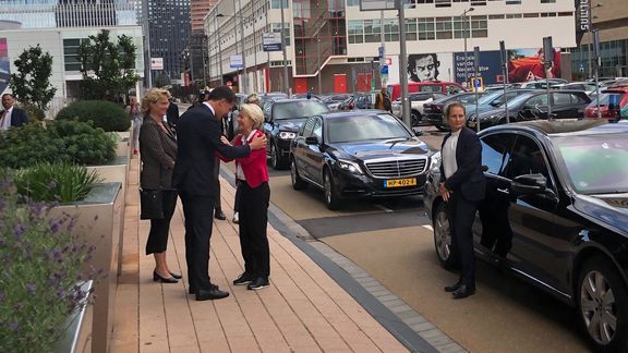 Mark Rutte verwelkomt Ursula von der Leyen bij het World Port Center