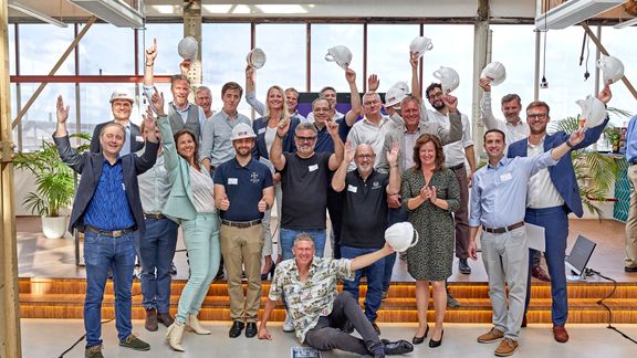 PortXL Director Hedi Visscher (3rd from left) and Port of Rotterdam CFO Vivienne de Leeuw (3rd from Right) with the selected companies