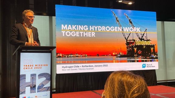Nico van Doorn speaking at hydrogen event