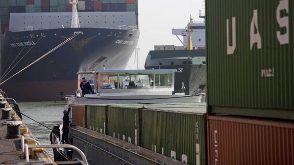 Binnenvaartschipper aan de kade op de Maasvlakte