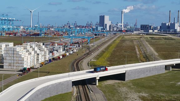 Vrachtwagen rijdt op de CER