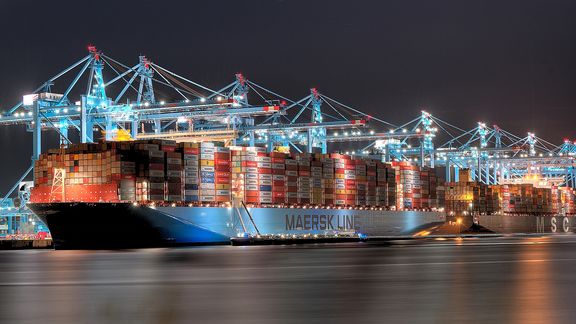 Maersk-containerschepen bij APM2 Terminal op Maasvlakte 2 bij nacht