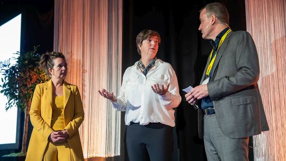 Ruth Clabbers, Directeur-generaal Luchtvaart en Maritieme zaken van IenW, Ivanka Janssen, Chief Supply Chain Officer, Executive VP Philips en Johan Kerver, <br>MT-lid evofenedex en kwartiermaker Logistiek Digitaal