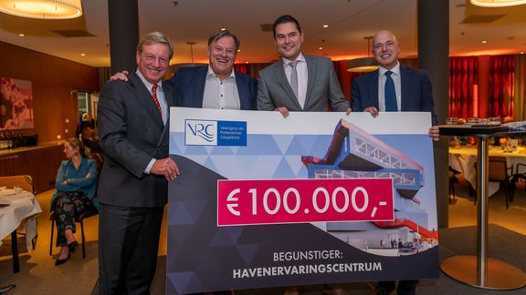 Richard van der Eijk ontvangt cheque van €100.000,-