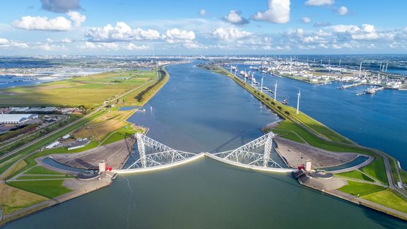 Een gesloten Maeslantkering, hier voor de jaarlijkse test. Foto: Jos Noordhoek