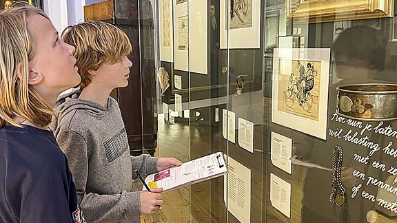 Kinderen in het Douane Museum