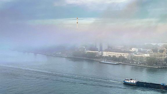 Foto gemaakt vanuit het WPC met zicht op de Nieuwe Maas en De Euromast in de mist.