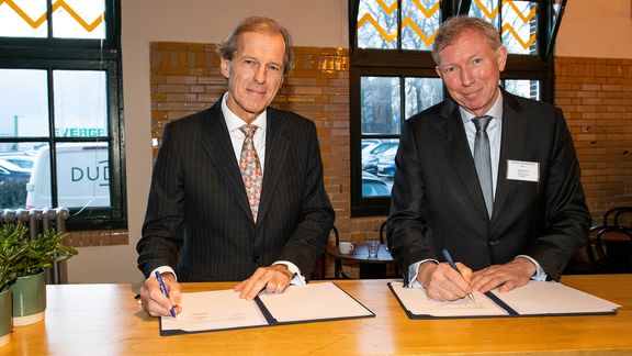 Victor van der Chijs (RPPC) en Allard Castelein (Havenbedrijf Rotterdam) ondertekenen de samenwerkingsovereenkomst
