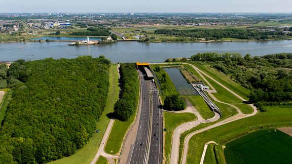 Heinenoordtunnel gezien vanuit de Hoeckse Waard