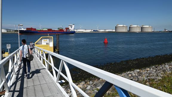 Fast Ferry steiger aan het Yangtzekanaal (Foto: Ries van Wendel de Joode)