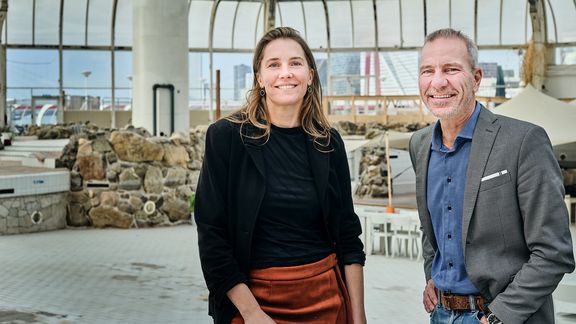 Sabine Biesheuvel en Jouke Goslinga in het oude Tropicana