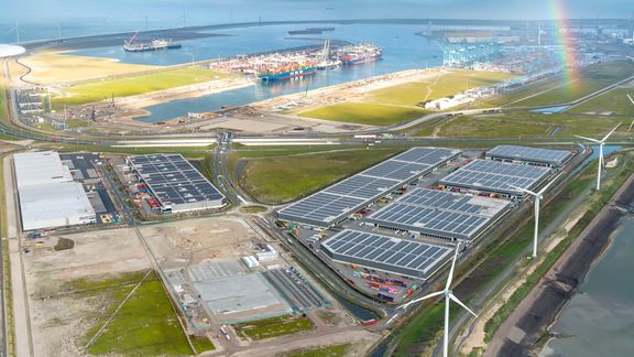 Luchtfoto Maasvlakte 2 met het conversiepark, distripark Maasvlakte West, Alexiahaven en Amaliahaven