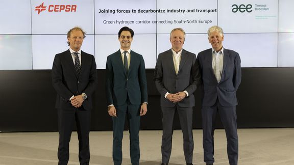 Left to right: Hans de Willigen (Business Development Manager New Energies, Vopak), Rob Jetten (Minister for Climate and Energy of the Netherlands), Maarten Wetselaar (CEO Cepsa) en Ulco Vermeulen (Director Participations and Business Development, Gasunie).