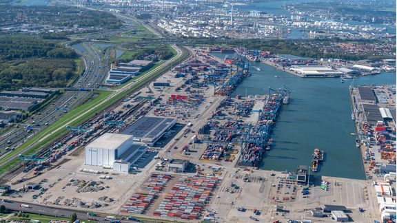 Rotterdam Shortsea Terminals van boven gezien in de Eemhaven