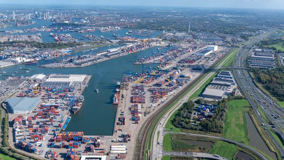 Rotterdam Shortsea Terminals gezien vanuit de lucht met centrum Rotterdam op de achtergrond