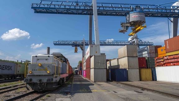 Schweizerzug wacht op het station op lading