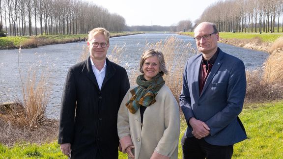 Eric van der Schans (links), Dorenda Gerts en Marcel Visser onderzoeken de toekomst van de Bernisse en het Brielse Meer als buffer voor zoet water.