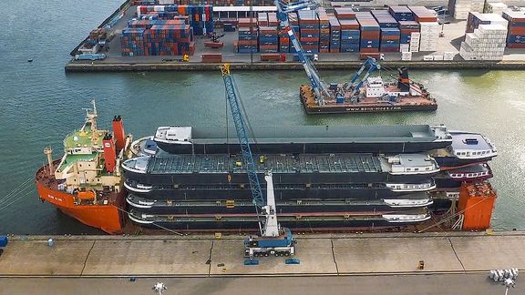 Zeeschip vol casco’s voor binnenvaartschepen