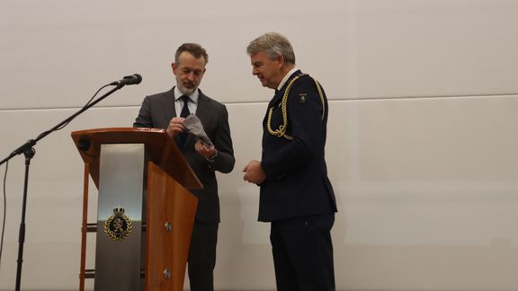 Boudewijn Siemons(L) en Jan Kamp bij de overhandiging van het Sleepanker