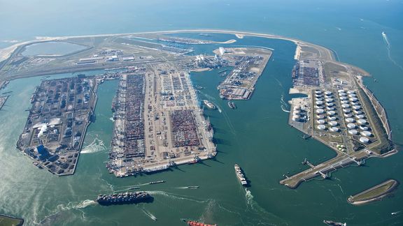 Het Yangtzekanaal (rechts op de foto) op Maasvlakte 2. Foto: Aeroview