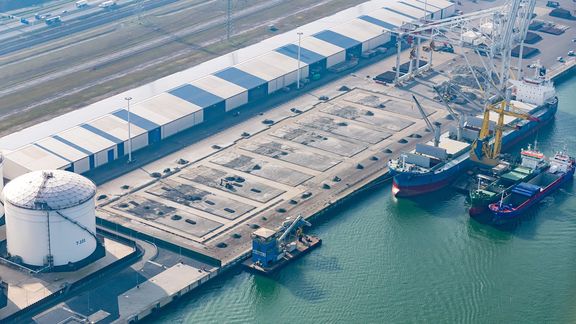 Schepen aan de kade bij Marcor Stevedoring, waar de uitbreiding inmiddels in gang is gezet.