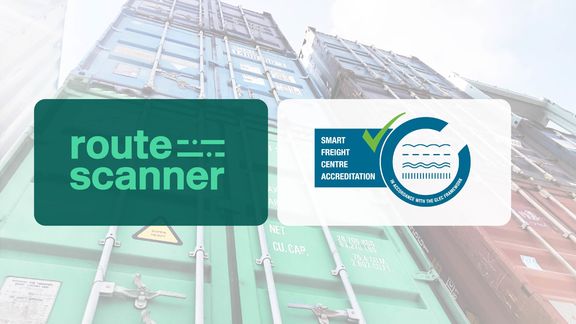 Routescanner und GLEC-Logo vor einem Container-Hintergrund