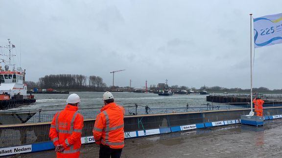 Medewerkers kijken bij afzinking Maasdeltatunnel