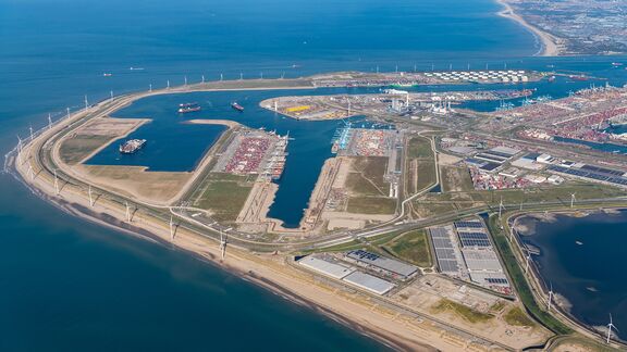 Maasvlakte 2 gezien vanuit de lucht