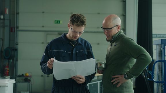 Battolyser-director Mattijs Slee with a colleague