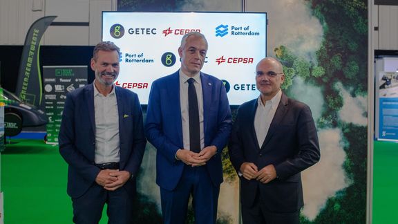 Cepsa Group, Thomas Schoepke, Member of GETEC’s Group Executive Committee, Edwin Van Espen, Director at the Puerto de Rotterdam, and Carlos Barrasa, EVP Clean Energies at Cepsa María