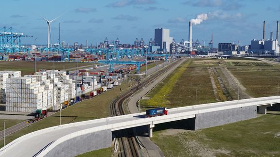 Container Exchange Route auf der Maasvlakte mit dem APM-Terminal im Hintergrund