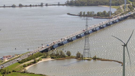 Haringvlietbrug vanuit de lucht gezien