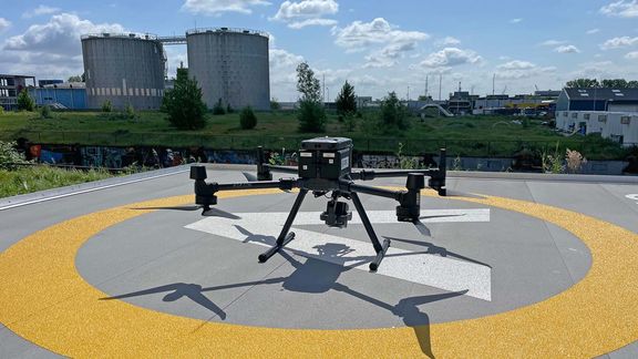 Drohne auf Vertiport-Plattform bereit zum Abheben