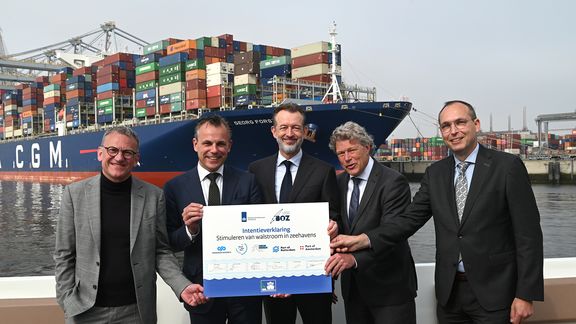 Ministry of Infrastructure and Water Management and Branch Organisation for Seaports (BOZ) sign a letter of intent for the installation of shore power. With minister Mark Harbers second from left and Boudewijn Siemons next to him on the right as chairman of the BOZ