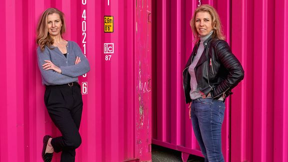 Dames van commercie voor roze containers van One