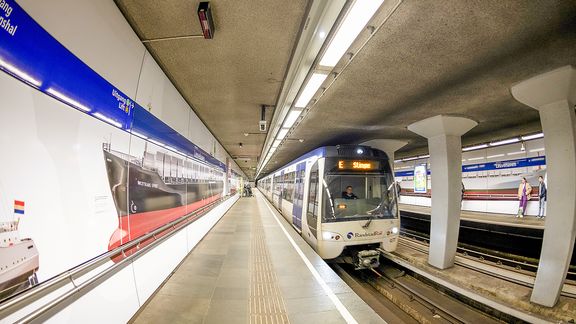 Schepenparade Maritiem Museum metrostation Leuvehaven