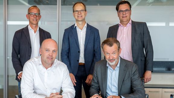 From left to right: Henry Schaap - De Klerk, Jan-Mark van Mastwijk - Hakkers, Carlos Mollet - Van Oord, Egbert van der Wal - Boudewijn Siemons - Port of Rotterdam Authority. Photo Jerry Lampen